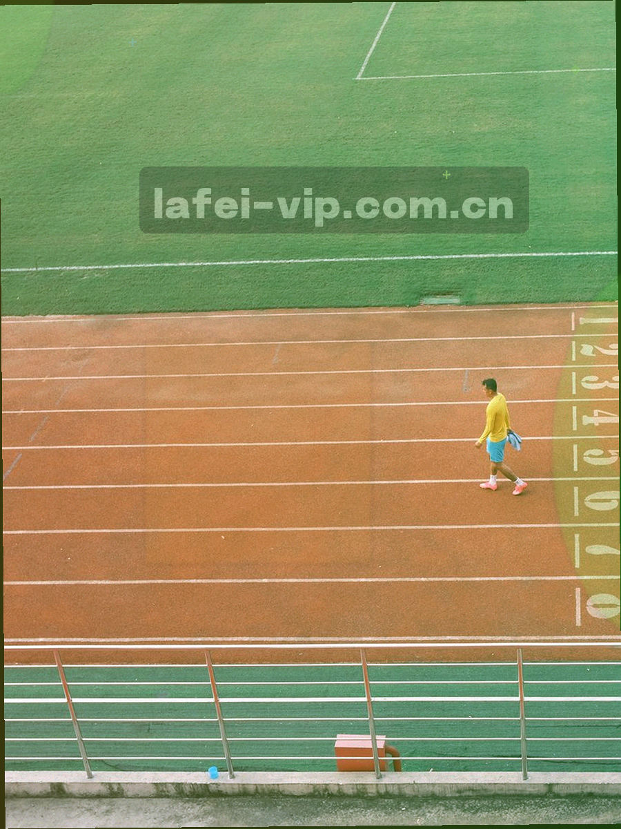 夜间会馆立面与暖色门灯，迎宾廊道从台阶向内延伸